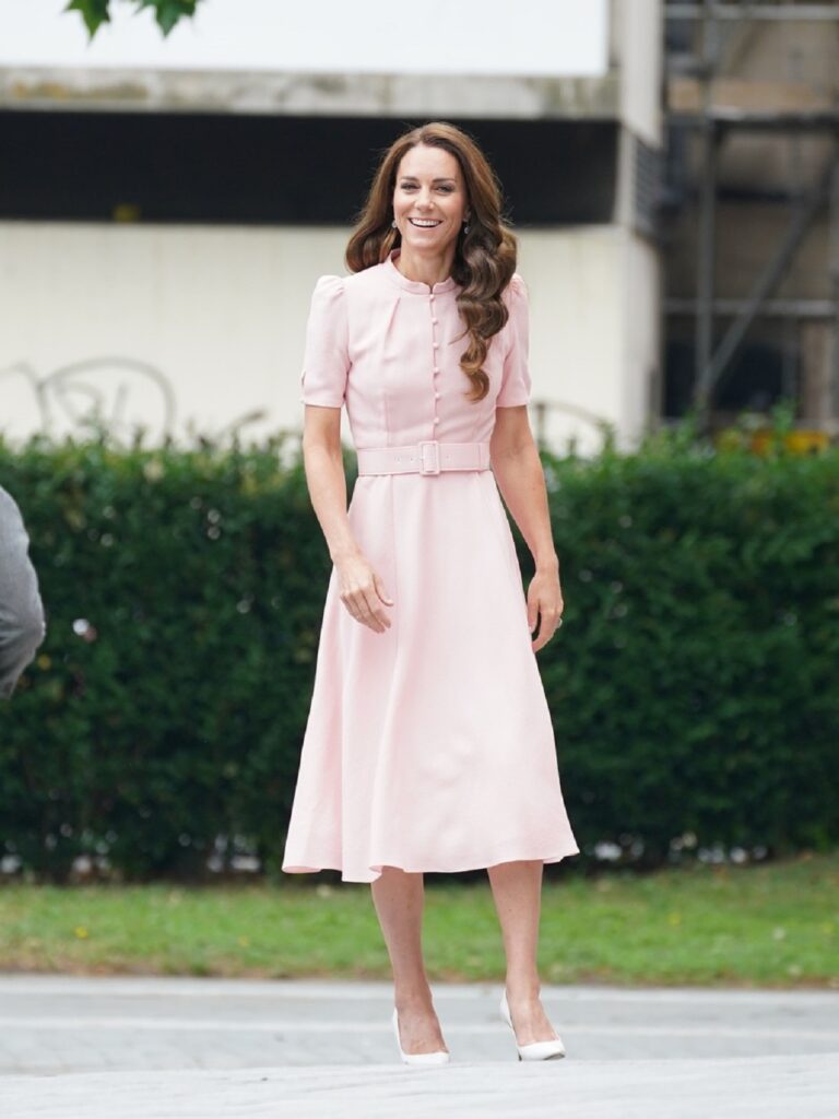 Kate Middleton într-o rochie roz în timpul unei vizite la un muzeu pentru copii