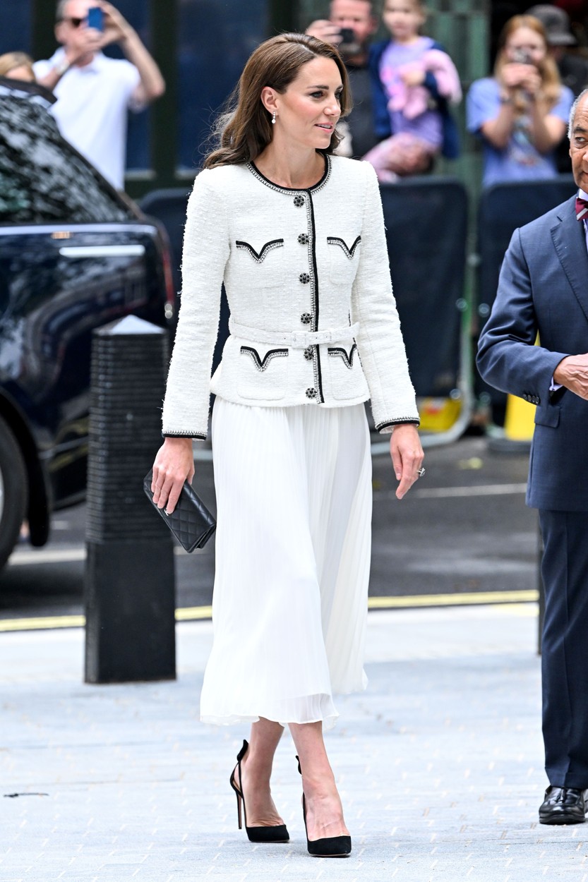 Kate Middleton într-o ținută albă, cu fustă plisată
