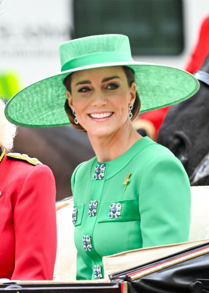 Kate Middleton într-un costum verde la Trooping the Colour