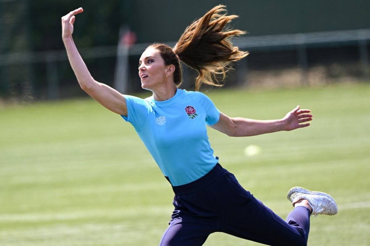 Kate Middleton fotografiată în timp ce joacă rugby pe teren