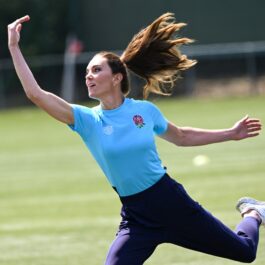 Kate Middleton fotografiată în timp ce joacă rugby pe teren