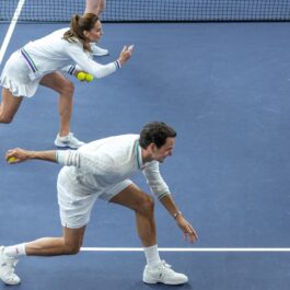 Kate Middleton și Roger Federer în timp ce prind mingi pe terenul de tenis