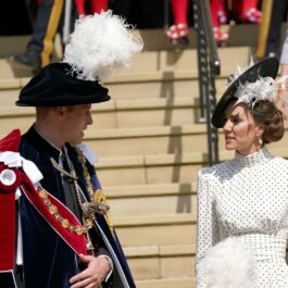 Kate Middleton, elegantă, fotografiată în timp ce îl privește pe Prințul William