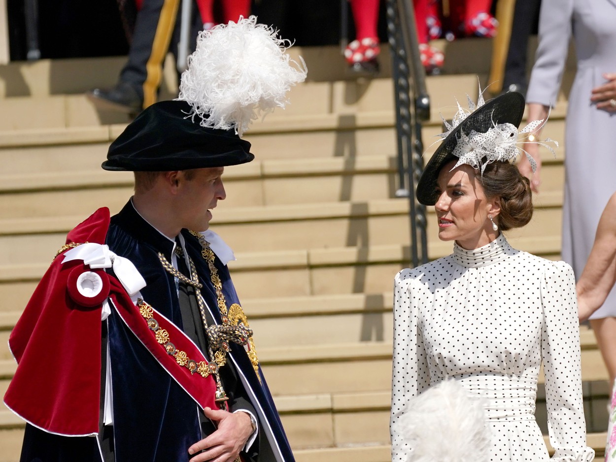 Kate Middleton, elegantă, fotografiată în timp ce îl privește pe Prințul William