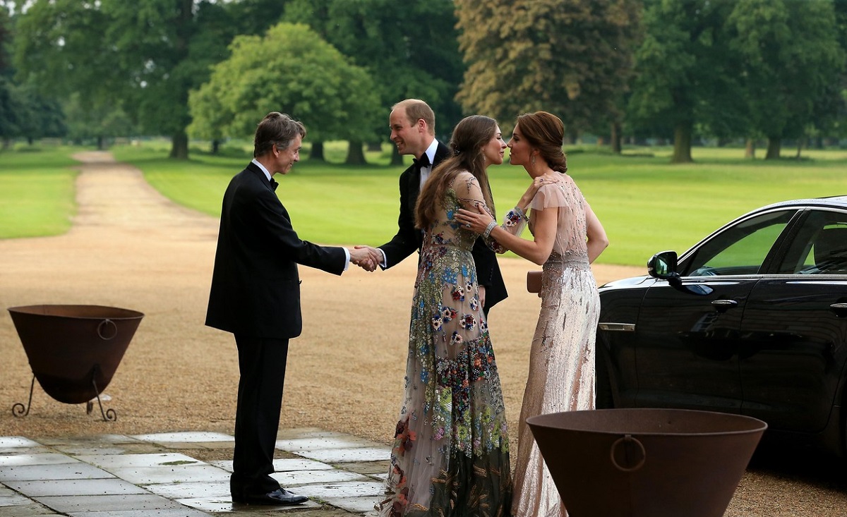 Kate Middleton și Rose Hanbury în timp ce se salută una pe cealaltă și se sărută pe obraz
