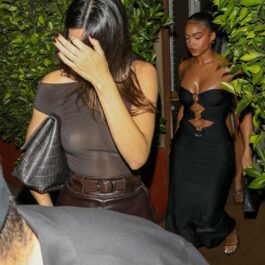 Kendall Jenner în timp ce se ascunde de camerele de fotografiat