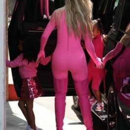 Khloe Kardasian cu spatele într-o ținută din latex roz