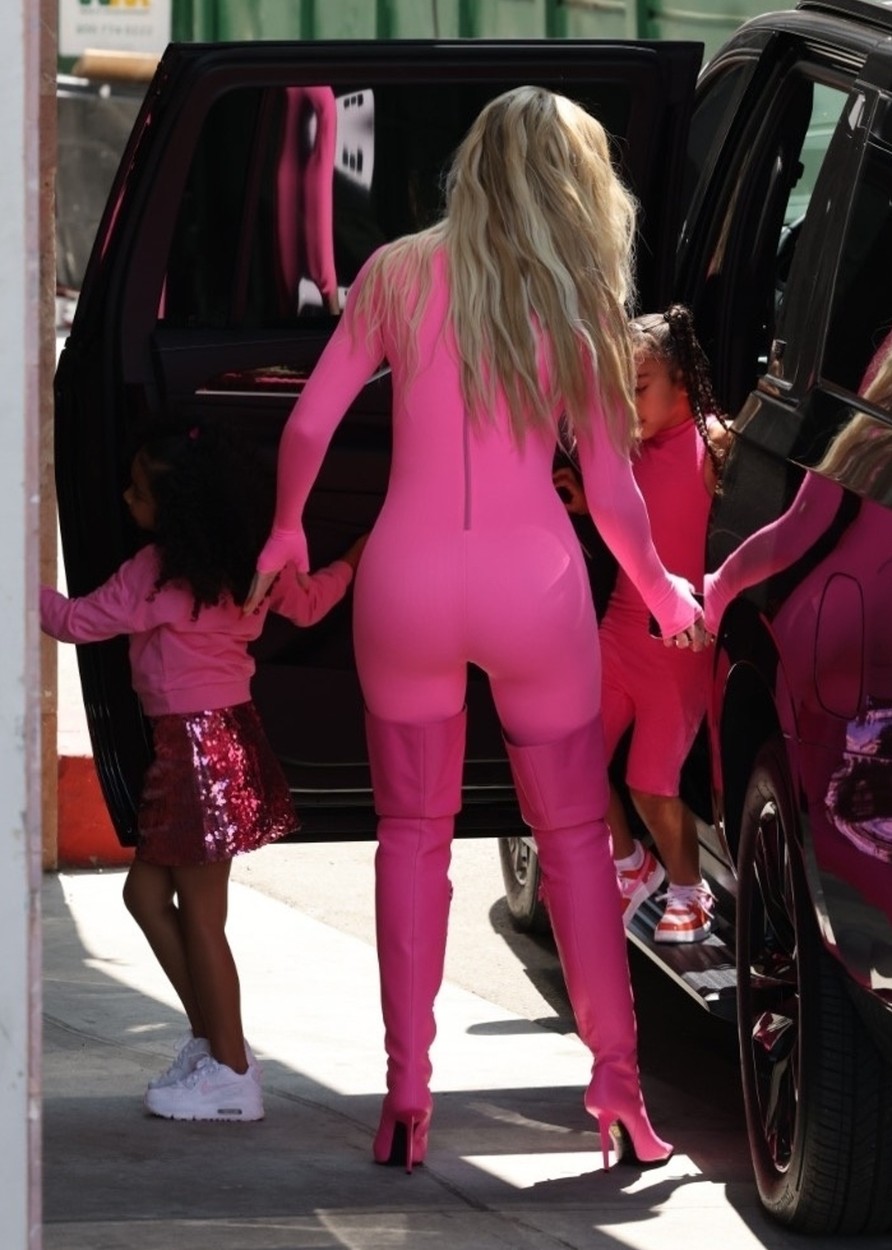 Khloe Kardasian cu spatele într-o ținută din latex roz