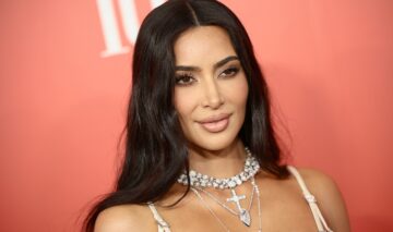 Kim Kardashian într-o rochie albă cu un set de coliere cu diamente la gât la une veniment din New York