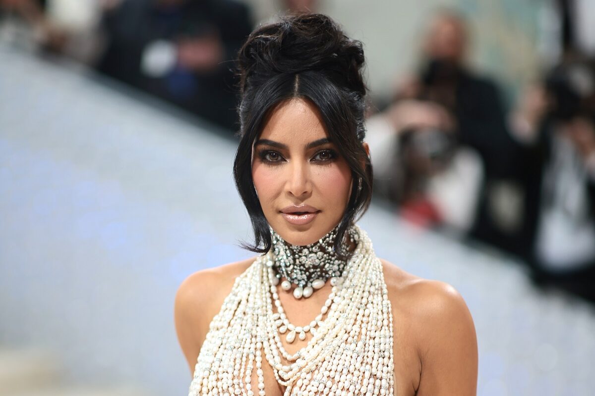 Kim Kardashian într-o ținută îndrăzneață cu perle