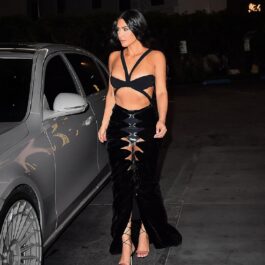 Kim Kardashian într-o ținută neagră îndrăzneață