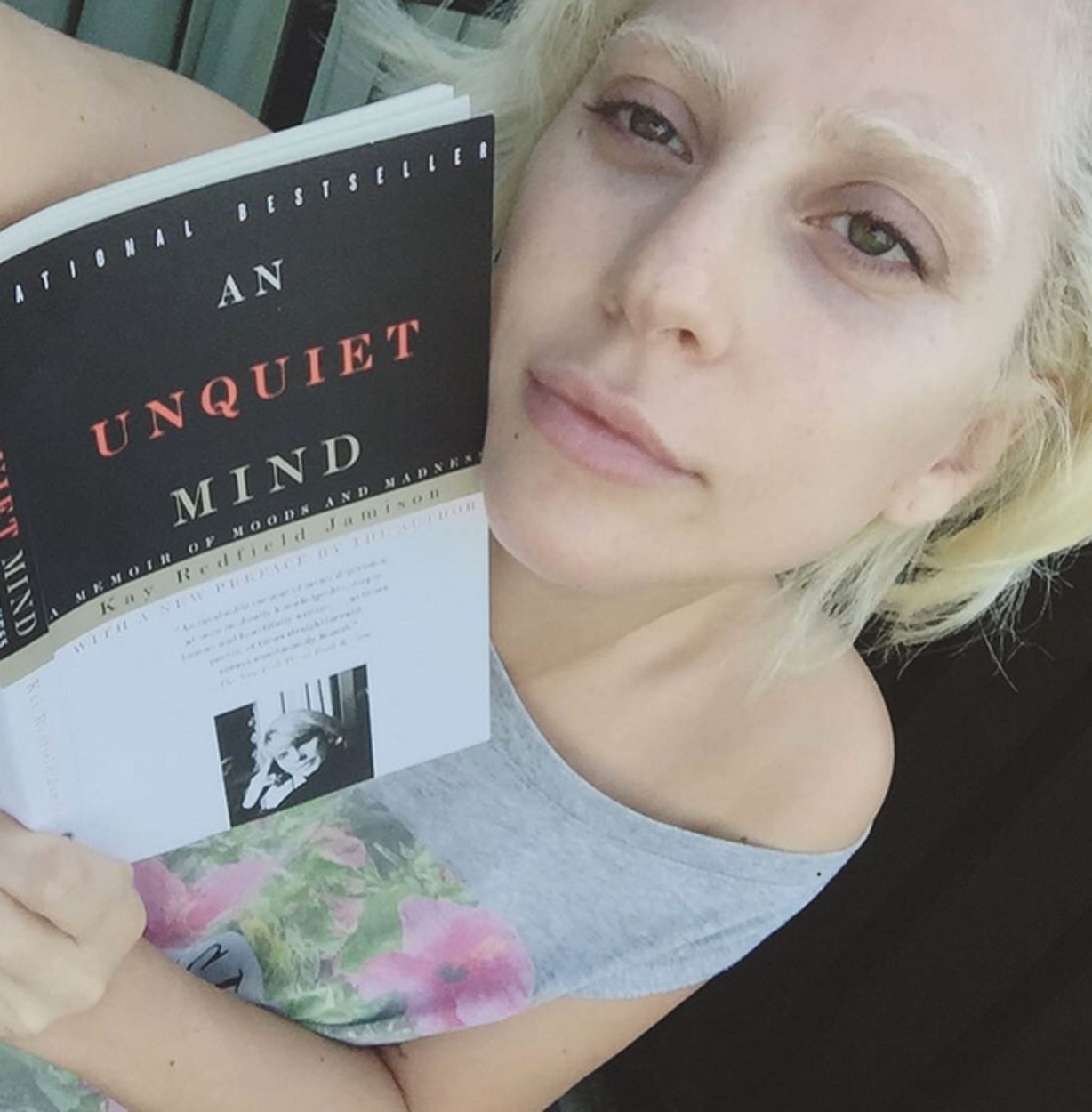 Lady Gaga, nemachiată, îmbrăcată lejer, în timp ce citește o carte