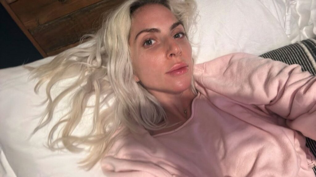 Lady Gaga, nemachiată, în intimitatea camerei, într-o bluză roz