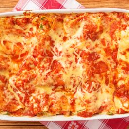 Lasagna cu spanac și brânzeturi, gratinată cu cașcaval și sos de roșii