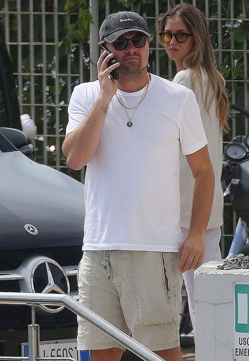 Leonardo DiCaprio, într-un tricou alb și o pereche de pantaloni scurți de culoare bej