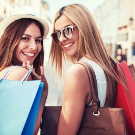 Două femei fericite care au mers la cumpărături împreună