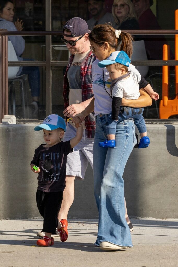 Macaulay Culkin, alături de familia sa, la plimbare
