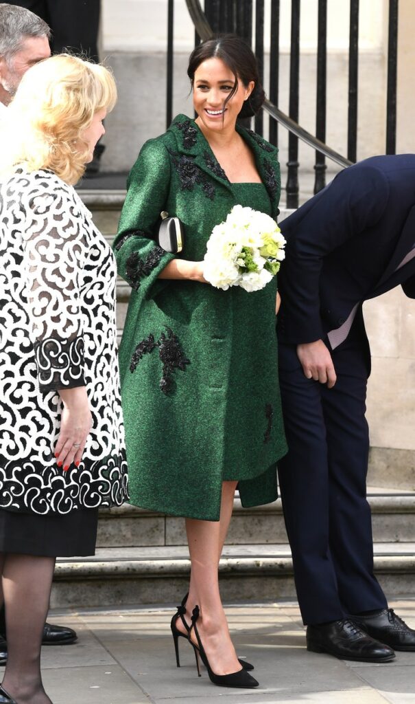 Meghan Markle, la brațul Prințului Harry, într-o ținută verde, cu un buchet de flori albe în mână