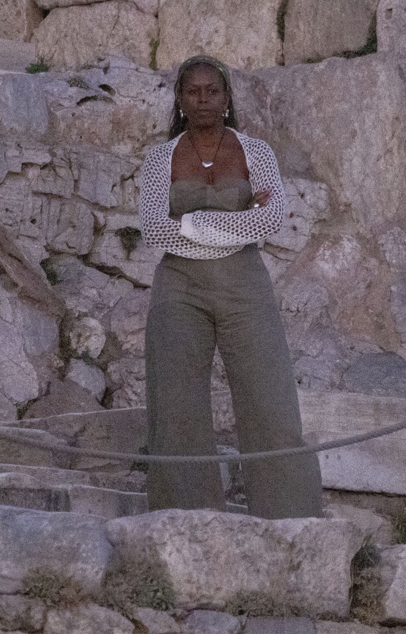 Michelle Obama, într-o salopetă kaki cu un cardigan alb, la Acropole