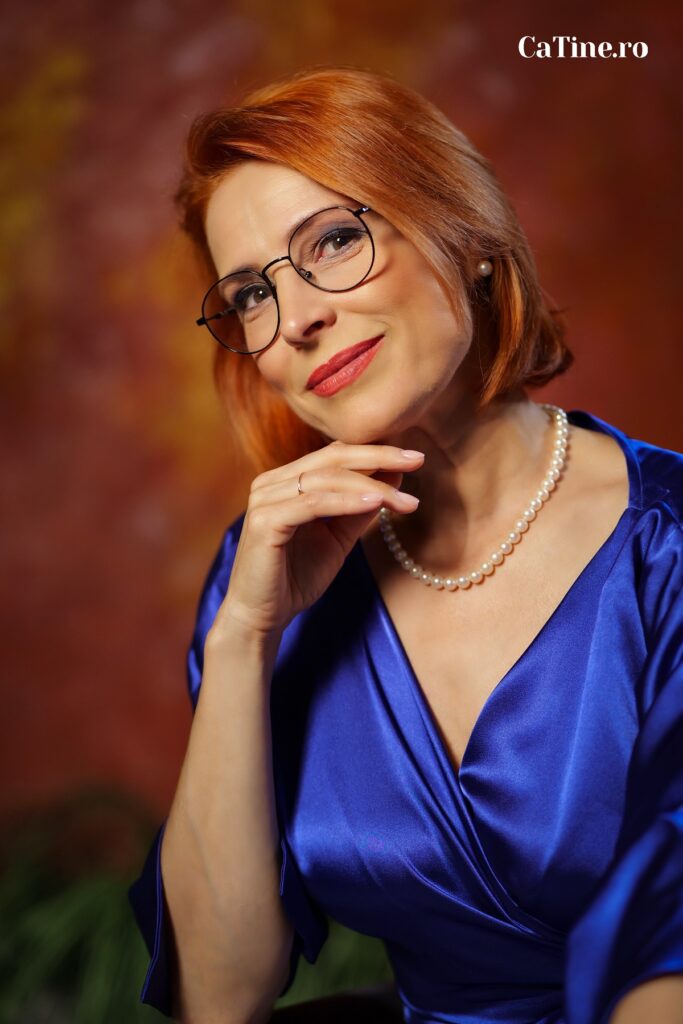 Monica Davidescu, într-o bluză albastră la interviul echipei CaTine.ro