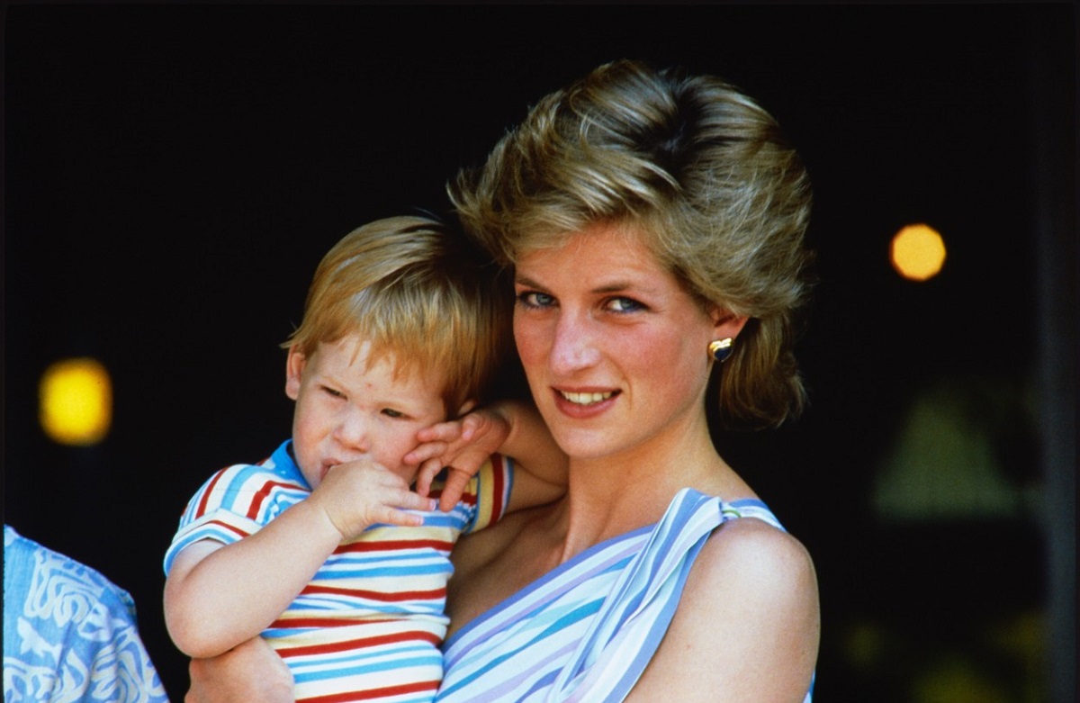 Prințesa Diana în timp ce îl ține pe Prințul Harry în brațe
