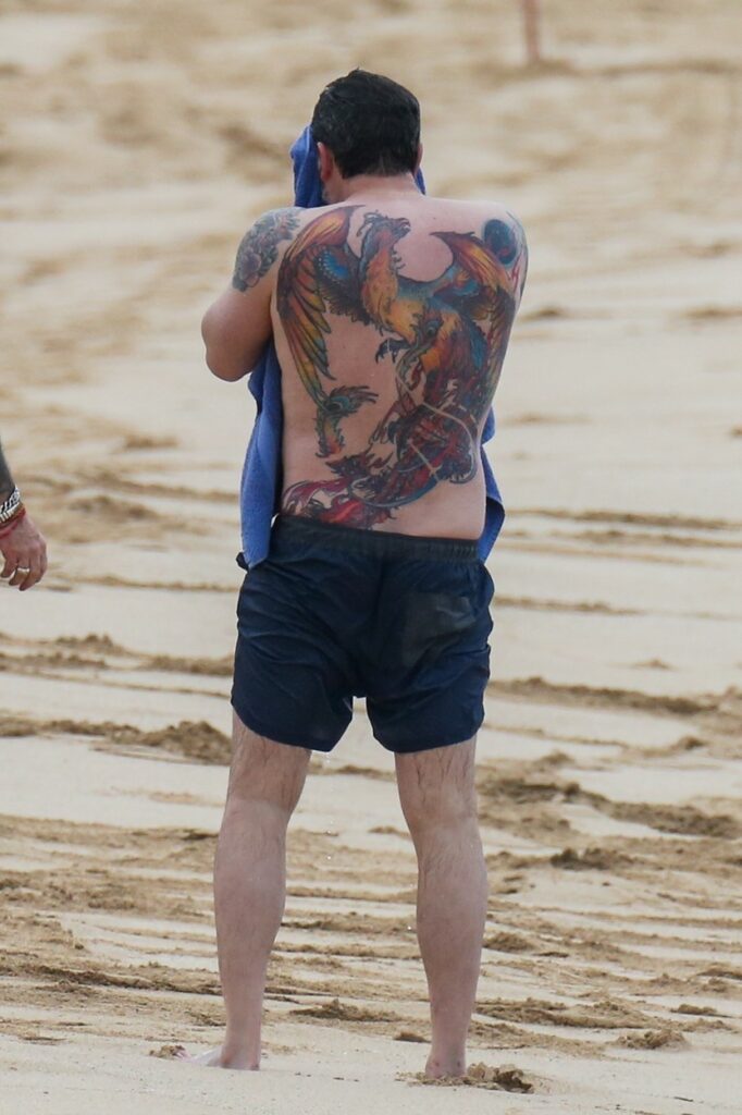 Ben Affleck, fotografiat de la spate, în timp ce i se vede tatuajul cu pasărea Phoenix