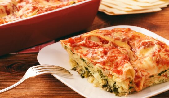 Lasagna cu spanac și brânzeturi, mai simplă și mai sănătoasă
