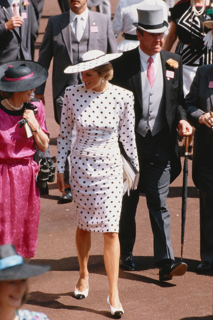 Prințesa Diana la Royal Ascot, într-o rochie cu albă cu buline negre