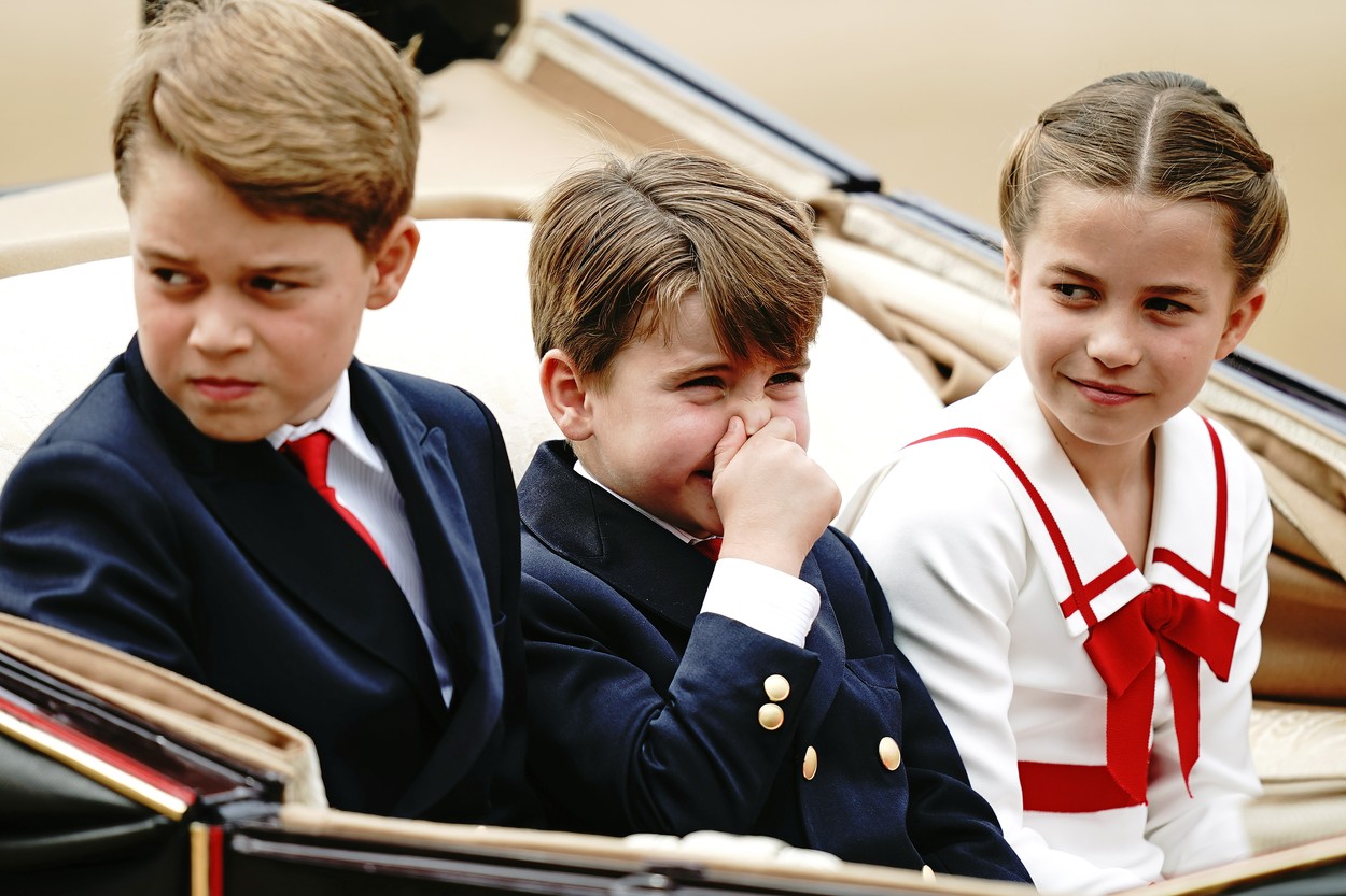 Prințul George, Prințul Louis și Prințesa Charlotte în trăsură la Trooping the Colour