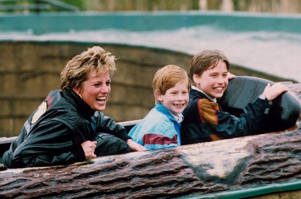 Prințesa Diana, într-un parc de distracții cu Prințul William și Prințul Harry