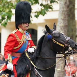 Regele Charles în uniformă militară la parada Trooping The Colour