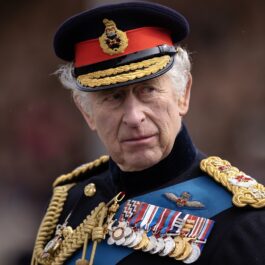Regele Charles în uniformă militară participă la parada Trooping the Colour