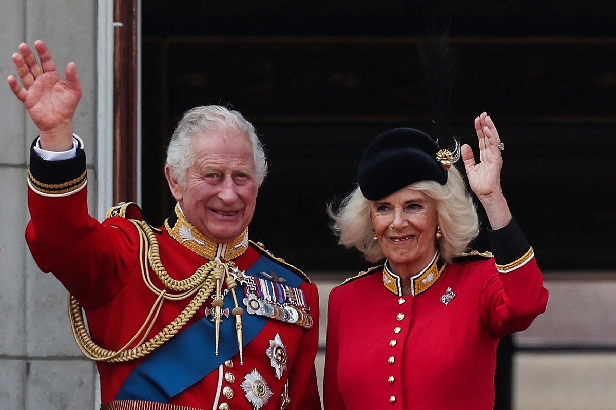 Regele Charles a salutat mulțimea de la balconul Palatului Buckingham, alături i-a fost Regina Camilla