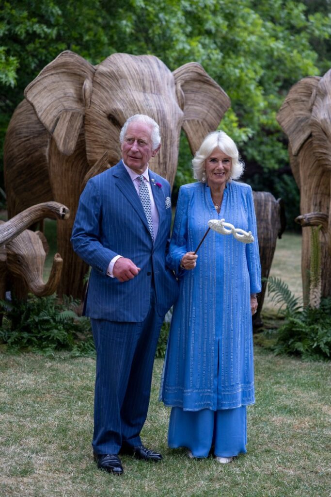 Regele Charles și Regina Camilla într-o fotografie portret la Balul Animalelor