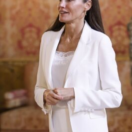 Regina Letizia, într-un costum alb, elegant, la un eveniment în Madrid