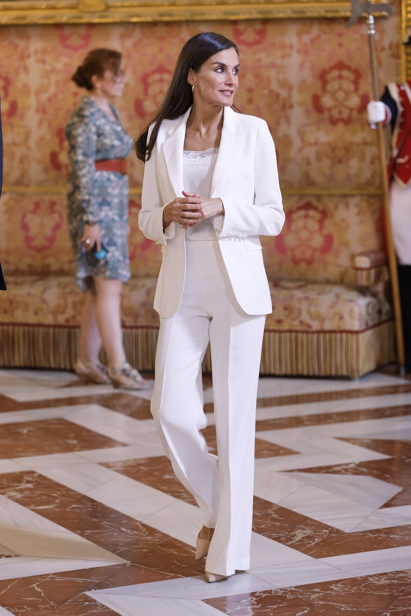 Regina Letizia, elegantă, într-un costum alb, la evenimentul Fundației Prințesa Asturiei