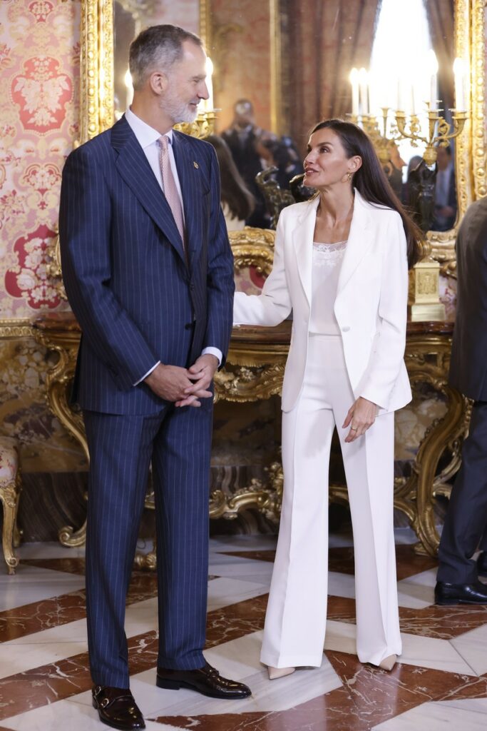 Regina Letizia, într-un costum alb, alături de Regele Felipe, la un eveniment în Madrid