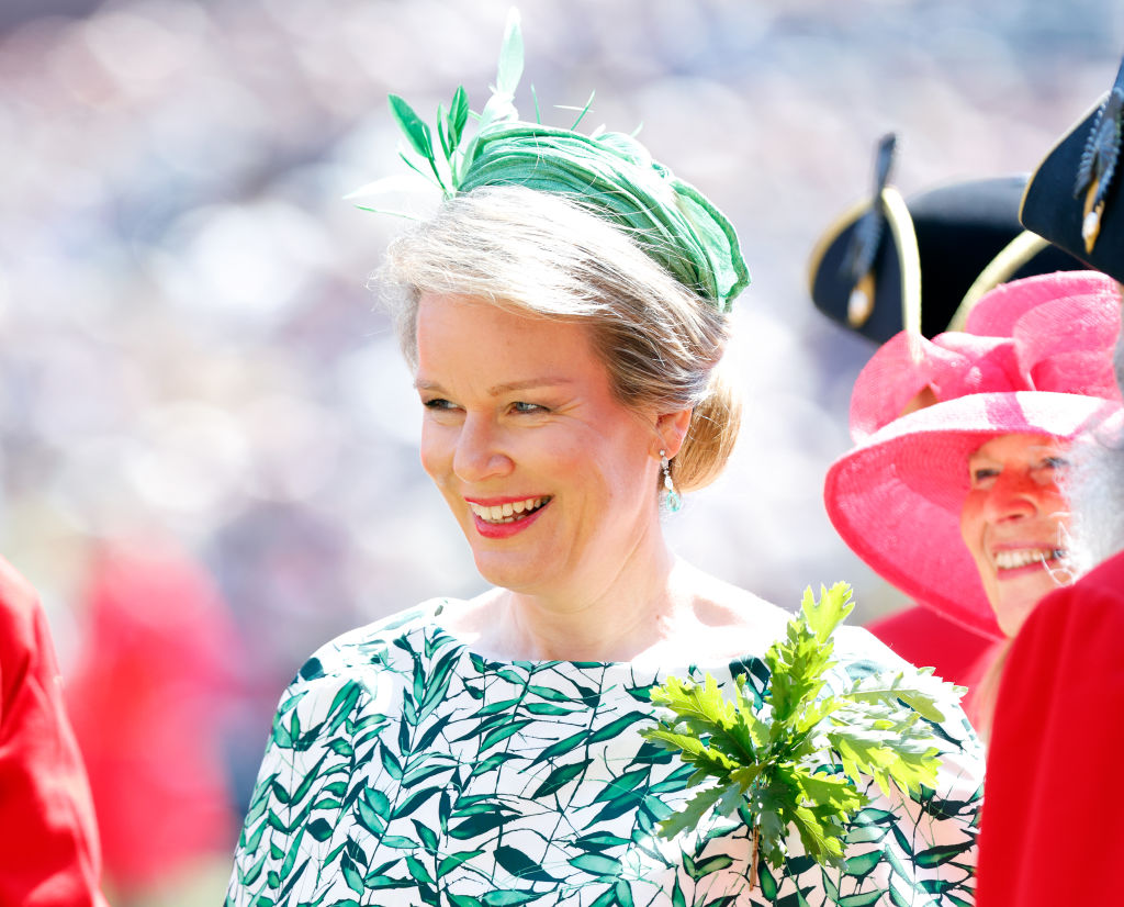 Regina Mathilde, într-o rochie cu imprimeu verde, pălărie pe cap, la un eveniment regal