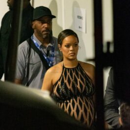 Rihanna, într-o rochie transparentă cu lenjerie intimă cu paiete pe dedesubt