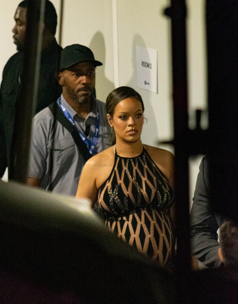 Rihanna, într-o rochie transparentă cu lenjerie intimă cu paiete pe dedesubt