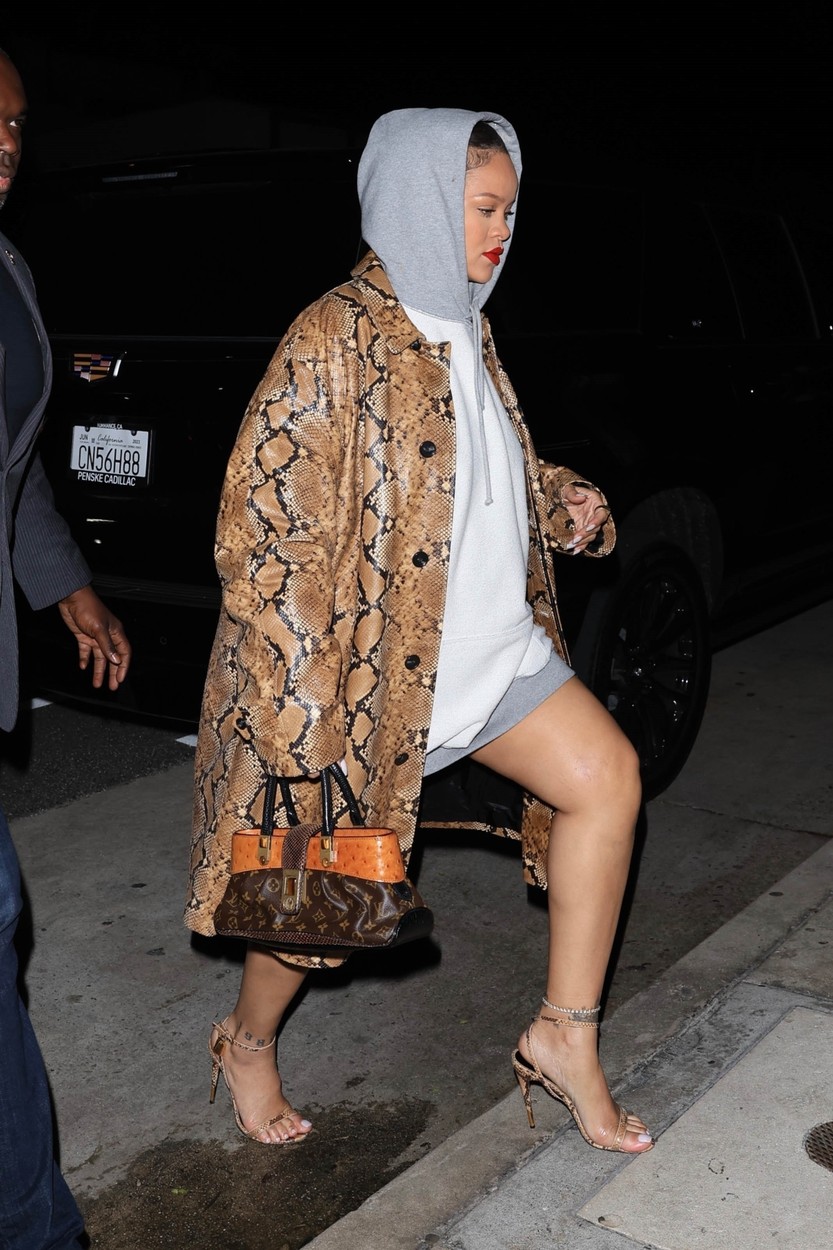 Rihanna, pe tocuri, în timp ce intră în restaurantul din Santa Monica