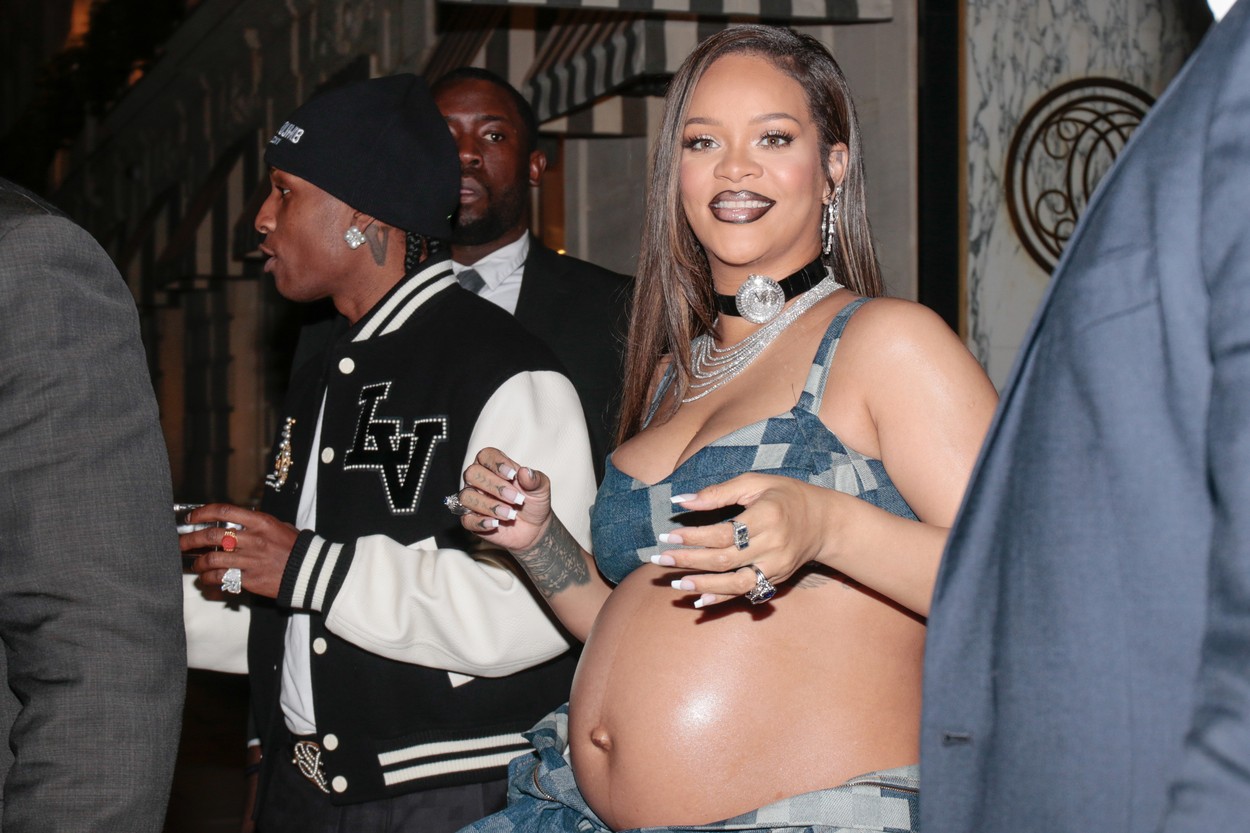 Rihanna, cu burtica de gravidă la vedere, la show-ul Louis Vuitton