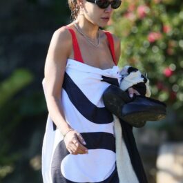 Rita Ora în timp ce merge acoperită cu un prosop alb cu negru