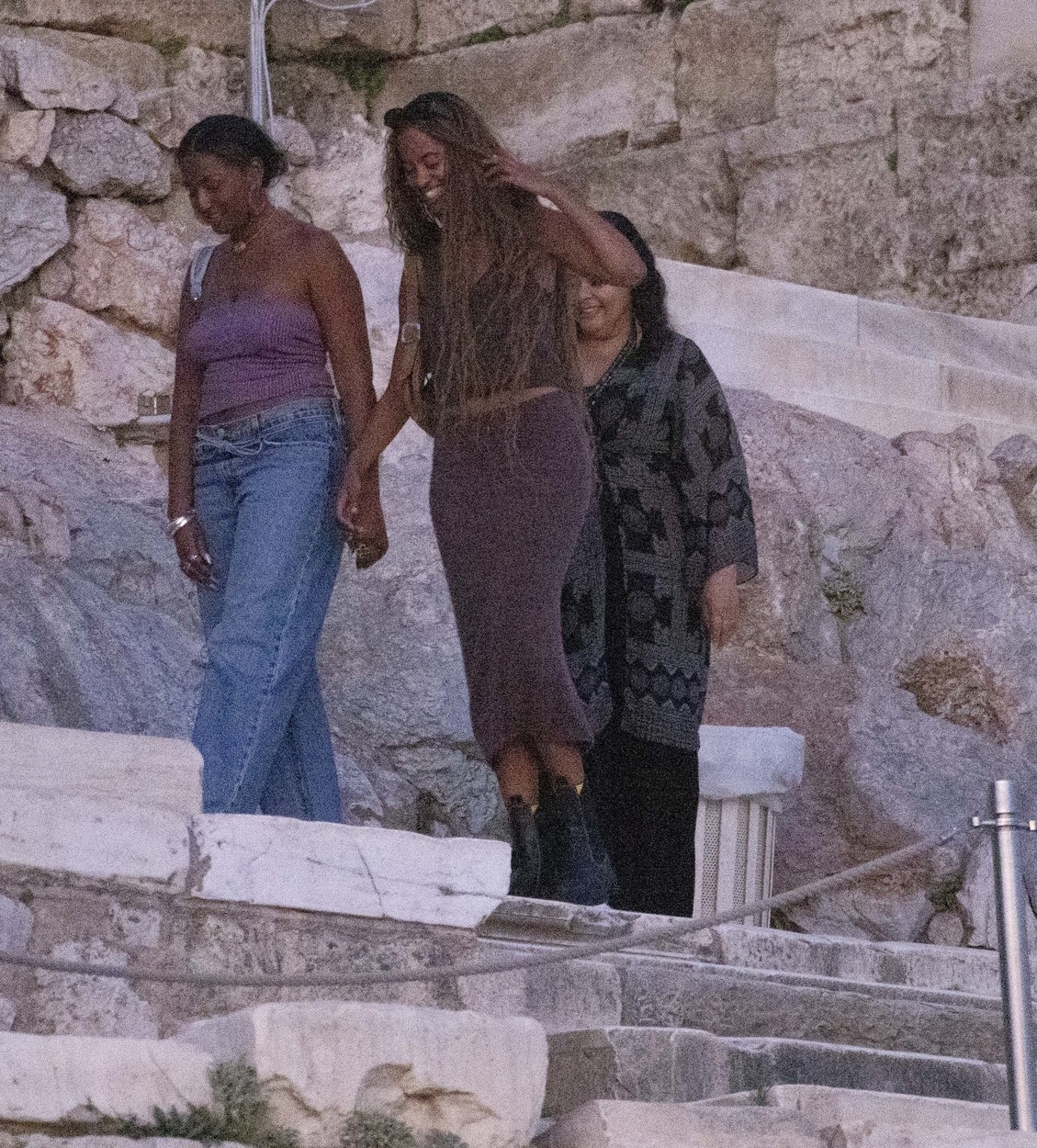 Sasha și Mailia Obama, în haine relaxate, la Acropole