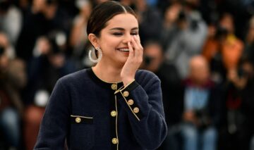 Selena Gomez în timp ce râde la Festivalul de Film de la Cannes