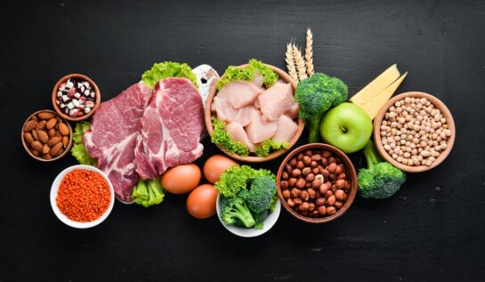 Semne că mănânci prea multe proteine. Cum îți afectează sănătatea pe termen lung