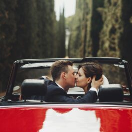 Un cuplu care se sărută în vacanță în mașină pentru a ilustra unde îți vei întâlni sufletul pereche, în funcție de semnul tău zodiacal