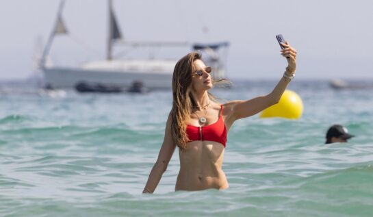 Alessandra Ambrosio se distrează în Ibiza. Fotografii au pozat-o într-un costum de baie roșu