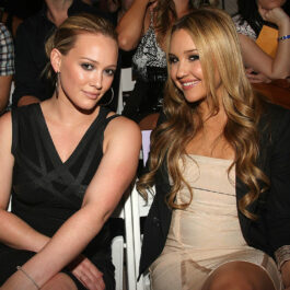 De la stânga la dreapta sunt: Hilary Duff și Amanda Bynes, pe scaune la un eveniment despre fashion, organizat în orașul New York