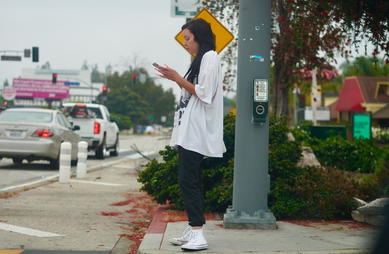 Amanda Bynes este pe o stradă din West Hollywood, Los Angeles și își verifică telefonul. Ea poartă un tricou larg alb, pantaloni sport negri, iar în picioare are o pereche de pantofi sport.